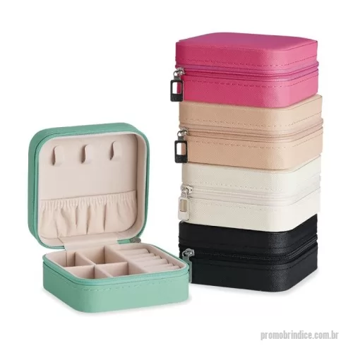 Porta joia personalizada - Porta-joias quadrado em couro sintético com revestimento interno em tecido aveludado. Possui bolso elástico e três ganchos pequenos na parte interna da tampa, além de divisória multiuso e repartição almofadada com ranhuras para anéis, ambos localizadas no compartimento principal.