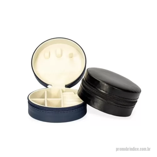 Porta joia personalizada - Porta-joias de formato redondo em couro sintético e fechamento em zíper. Possui revestimento interno aveludado, além de três pequenos ganchos, um bolso com elástico, divisórias removíveis e almofadas fixas para abrigar anéis.