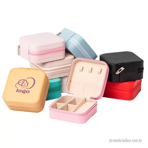 Porta joia personalizada - Porta-joias de couro sintético com revestimento aveludado. Cada compartimento interno é pensado para guardar anéis, brincos, pulseiras e colares com elegância e organização.