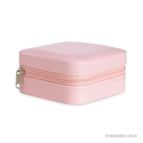 Porta joia personalizada - Porta-joias quadrado em couro sintético com revestimento interno em tecido aveludado. Possui bolso elástico e três ganchos pequenos na parte interna da tampa, além de divisória multiuso e repartição almofadada com ranhuras para anéis, ambos localizadas no compartimento principal.