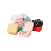 Porta-joias de couro sintético com revestimento aveludado. Cada compartimento interno é pensado para guardar anéis, brincos, pulseiras e colares com elegância e organização.  Altura :  4,7 cm  Largura :  9,5 cm  Profundidade :  9,5 cm