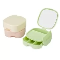 Este porta-joias feito em plástico é uma ótima opção para guardar objetos delicados com segurança. O organizador conta com espaço interno com dois compartimentos de tamanhos distintos e uma gaveta com três divisórias. Além disso, possui um espelho na