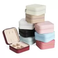 Descrição: Porta-joias feito em couro sintético com revestimento interno em tecido aveludado. Possui bolso elástico e três ganchos pequenos na parte interna da tampa, além de divisória multiuso e repartição almofadada com ranhuras para anéis, ambos localizadas no compartimento principal.  Altura :  9,8 cm  Largura :  9,8 cm  Espessura :  5 cm