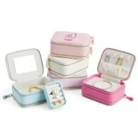 Porta-joias de couro sintético com dois compartimentos de revestimento aveludado. Possui compartimento para anéis, brincos, pulseiras e colares.