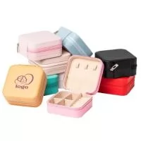 Porta-joias de couro sintético com revestimento aveludado. Cada compartimento interno é pensado para guardar anéis, brincos, pulseiras e colares com elegância e organização.