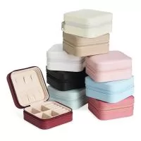 Porta joias de couro sintético com revestimento aveludado, possui compartimentos internos para anéis, brincos, pulseiras e colares, tamanho aproximado 5,2x10x10 cm.