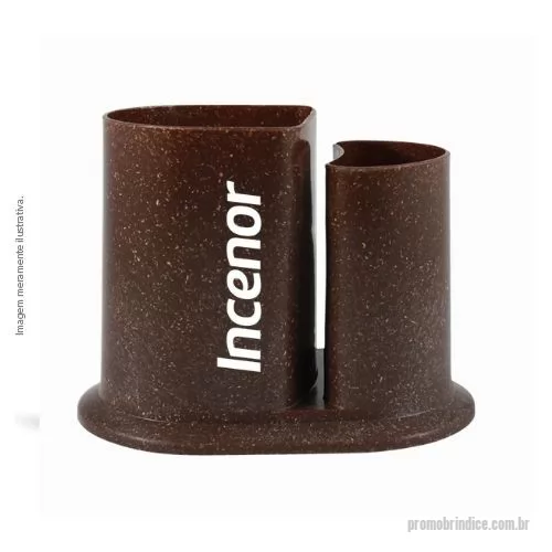 Porta lápis ecológico personalizada - Porta Lápis com duas cavidades com espaço para cartão de visita. Feito com 50% de fibra natural de coco ou madeira e 50% de Plástico Premium (PP), reduzindo a quantidade de plástico e reaproveitando resíduos renováveis. Seu design arredondado é de exclusividade do Grupo BB! Excelente brinde para escritórios e escolas.