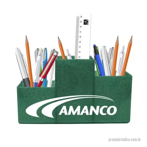 Porta lápis ecológico personalizada - Porta Lápis Trio Green Colors com três cavidades, de alturas diferentes e design com linhas retas. Feito com 50% de fibra de madeira de reflorestamento e 50% de Plástico Premium (PP), disponível em 6 cores especiais que utilizam pigmentos orgânicos na fabricação. Seu design é prático, funcional e versátil, ideal para organizar a mesa com itens de escritório, maquiagens, cosméticos dentre outros.! Excelente brinde para escritórios, escolas e setor de beleza e cosméticos.