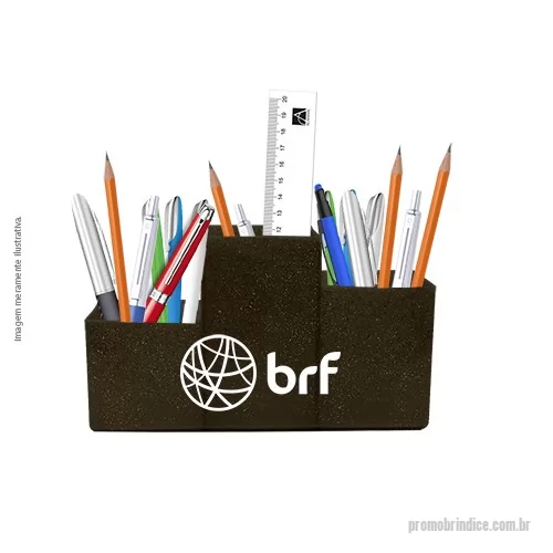 Porta lápis ecológico personalizada - Porta Lápis Trio Green sustentável feito com 50% de fibra de coco ou madeira e 50% de Plástico Premium (PP) com três cavidades, de alturas diferentes e design com linhas retas. Prático, funcional e versátil, ideal para organizar a mesa com itens de escritório, maquiagens, cosméticos dentre outros.