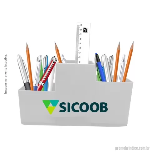 Porta lápis personalizada - Porta Lápis Trio feito em Plástico Premium (PP) com três cavidades, de alturas diferentes e design com linhas retas. Prático, funcional e versátil, ideal para organizar a mesa com itens de escritório, maquiagens, cosméticos e outros acessórios.