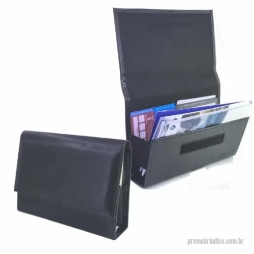 Porta manual de veículo personalizada - Porta Manual de Carro – PM4 pode ser confeccionado em couro ou sintético nobre diversas opções de materiais e cores (modelo da foto foi confeccionado no sintético Bidim preto). Possui estilo pastinha/bolsa com muito espaço para manuais de carros, além de dois bolsos internos de PVC cristal para cartões de visita ou cartões de seguro. Laterais com elástico para melhor flexibilidade. Fechamento frontal através de Velcro. Personalização com gravação em baixo relevo ou silkscreen 1 cor.