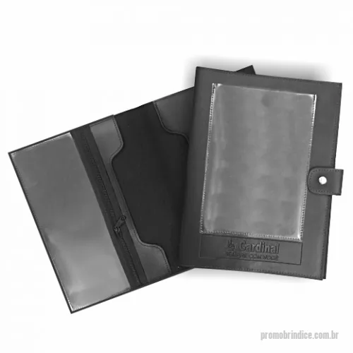 Porta manual personalizada - Porta Manual de Carro – PM3 pode ser confeccionado em couro ou sintético nobre diversas opções de materiais e cores (modelo da foto foi confeccionado no sintético Bidim preto). Possui bolso frontal em PVC cristal para panfleto promocional, aba interna lateral com bolsos para cartões com fechamento por zíper e aba para manual de carro. Personalização com gravação em baixo relevo ou silkscreen 1 cor.