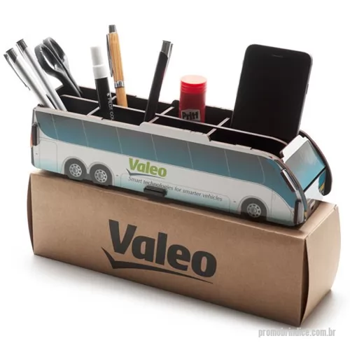Porta objeto personalizada - Porta Treco produzido em MDF com pintura semibrilho, formato 28,5x7,6x7,7 cm, com impressão fullcolor 4x0 cor. O produto é montado com encaixes e presas com argolas de borracha. Está inclusa a personalização em silkscreen a 1 cor na caixa..