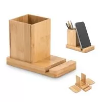 Conjunto de mesa em bambu, ideal para organizar o seu espaço de trabalho. Composto por 1 canaleta para suporte do seu celular e um copo, desmontável, para organizar as suas esferográficas e outros materiais de trabalho. Fornecido em caixa presente de papel kraft reciclado. A cor e o resultado da impressão nos materiais naturais pode variar entre produtos.