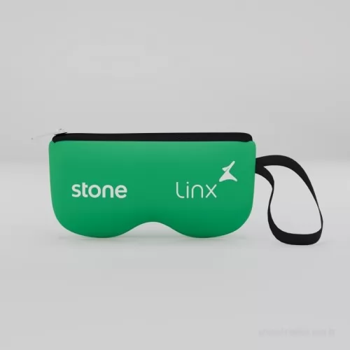 Porta óculos personalizada - Porta Óculos Personalizado, Destaque sua marca com o Porta Óculos Personalizado da Brinde Leve. Feito em Neoprene de alta qualidade, é o brinde perfeito para seus clientes. Faça um orçamento agora!!  Porta Óculos Personalizado é a escolha perfeita para empresas, brindeiros e organizadores de eventos que buscam oferecer brindes únicos e de alta qualidade. Este Estojo de Óculos é a combinação perfeita de funcionalidade e personalização.