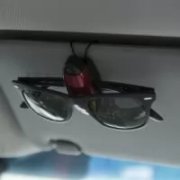 Porta Óculos Plástico  Descrição: Porta-óculos em plástico resistente com haste metálica, ideal para proteger e organizar óculos de forma prática e segura. Ótima opção para brindes corporativos ou eventos.  Dimensões do produto:  Largura: 2,8 cm  Comprimento: 7,2 cm  Peso aproximado: 16 g  Área aproximada para gravação (CxL): 4,5 cm x 2 cm Compatível com gravações a laser, UV, tampografia e demais técnicas personalizadas.