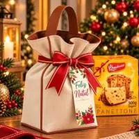Porta-panetone 500g confeccionado em lona de algodão cru, com forro interno marrom, alça reforçada em couro sintético e acabamento externo no mesmo material. Possui fechamento com laço decorativo e tag natalina personalizada.  Medidas: Comprimento: 18 cm Altura: 25 cm Largura: 18 cm  Pedido mínimo de 100 unidades  *Produto não acompanha panetone
