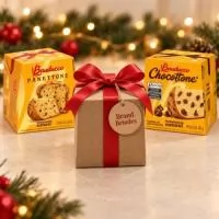 O kit contém: Bauducco mini Chocottone ou Panettone 80g Caixa corte e vinco em papel cartão branco ou kraft 10x10x11cm