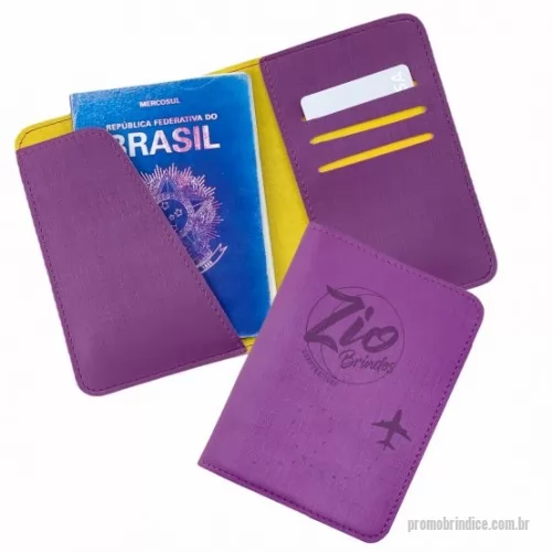 Porta passaporte personalizada - Porta Passaporte – PP16 pode ser Produzido em couro ou sintético nobre diversas opções de materiais e cores. Possui bolsos para cartões e aba para passaporte. Personalização com gravação em baixo relevo ou silkscreen 1 cor.