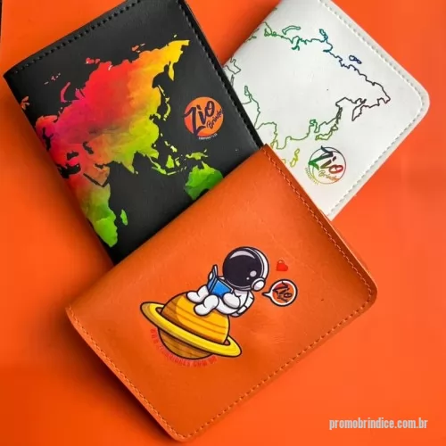 Porta passaporte personalizada - Porta Passaporte Personalizado – PP2 Produzido em couro ou sintético nobre diversas opções de materiais e cores. Possui bolsos para cartões e aba para passaporte. Personalização com gravação em baixo relevo ou digital colorido.