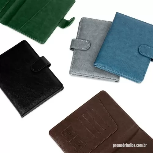 Porta passaporte personalizada - Porta-passaporte em poliuretano (PU). Conta com fechamento magnético, dois bolsos internos, sendo um deles com quatro compartimentos para cartões, além de dois bolsos menores para cartões SIM.  Altura :  14,9 cm  Largura :  11,8 cm  Profundidade :  1,6 cm