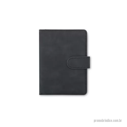 Porta passaporte personalizada - Garanta a segurança dos seus documentos enquanto viaja! O nosso porta-passaporte é a solução para viajar com tranquilidade. Além de organizar documentos de forma prática, ele conta com tecnologia de proteção RFID, que bloqueia a leitura não autorizada de dados de cartões e chips de identificação. Feito em couro sintético de alta qualidade, possui quatro compartimentos para cartões, três bolsos, sendo um exclusivo para passaporte, outro para dinheiro e documentos e dois espaços para cartões SIM. Seu fechamento imantado combina elegância e funcionalidade, garantindo praticidade e segurança durante as viagens.  Altura :  15 cm  Largura :  10,9 cm  Espessura :  1,2 cm