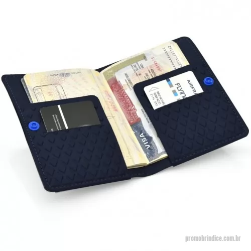 Porta passaporte personalizada - Porta passaporte  termomoldado em E.V.A com revestimento em helanca e aplicação minimalista e sofisticada de logomarca; perfeito para presentear público que faz viagens internacionais que precisa de acessórios para facilitar sua viagem.  Detalhes como o material texturizado e com relevo faz com que o produto seja muito mais que um brinde. O fechamento por botão de pressão facilita o manuseio e traz ares de delicadeza ao produto.  Procura por uma divulgação de marca efetiva e com excelente preço? Entre em contato e conheça nossas facilidades!