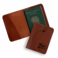 Porta Passaporte – PP6 pode ser Produzido em couro ou sintético nobre diversas opções de materiais e cores. Possui bolsos para cartões e aba para passaporte. Personalização com gravação em baixo relevo ou silkscreen 1 cor.