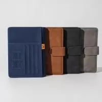 Porta passaporte feito em couro sintético de alta qualidade, com quatro compartimentos para cartões, três bolsos, sendo um exclusivo para passaporte, outro para dinheiro e documentos e dois espaços para cartões. Além da tecnologia de proteção rfid, que bloqueia a leitura não autorizada de dados de cartões e chips de identificação.