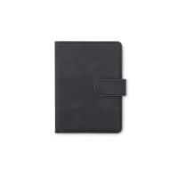 Garanta a segurança dos seus documentos enquanto viaja! O nosso porta-passaporte é a solução para viajar com tranquilidade. Além de organizar documentos de forma prática, ele conta com tecnologia de proteção RFID, que bloqueia a leitura não autorizada de dados de cartões e chips de identificação. Feito em couro sintético de alta qualidade, possui quatro compartimentos para cartões, três bolsos, sendo um exclusivo para passaporte, outro para dinheiro e documentos e dois espaços para cartões SIM. Seu fechamento imantado combina elegância e funcionalidade, garantindo praticidade e segurança durante as viagens.  Altura :  15 cm  Largura :  10,9 cm  Espessura :  1,2 cm