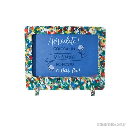 Porta retrato ecológico personalizada - Green Plasticaria, fabricado 100% com plástico reciclado, produto inovador e eco sustentável, medindo 19x17cm, a escolha ideal para o meio ambiente e para adequação às estratégias corporativas de ESG.
