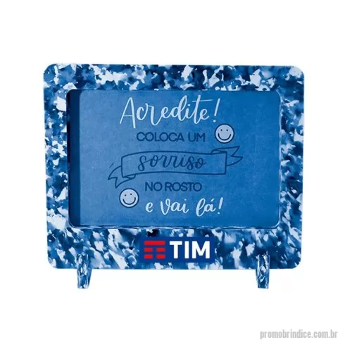 Porta retrato personalizada - Green Plasticaria, fabricado 100% com plástico reciclado, produto inovador e eco sustentável, medindo 19x17cm, a escolha ideal para o meio ambiente e para adequação às estratégias corporativas de ESG.