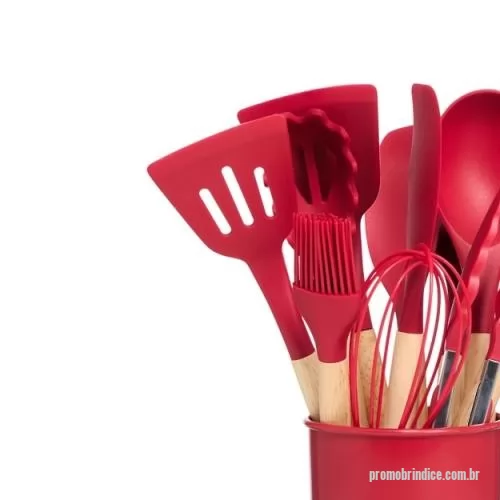 Porta Utensílios personalizada - O kit ideal para uma cozinha moderna, projetado para preservar e prolongar a vida das suas panelas! Composto por 12 peças essenciais, este kit é feito em silicone com pegadores de bambu, proporcionando um visual sofisticado. Resistente a temperaturas extremas (-30ºC a 230ºC) e fácil de higienizar, ele é totalmente seguro para suas panelas, pois o silicone não risca nem agride o teflon. O kit inclui: colher escumadeira, colher funda, colher rasa, colher vazada, concha, espátula, espátula de pão, espátula vazada, fouet, pegador e pincel, todos organizados em um suporte plástico. Ecológico e atóxico, nosso kit é cuidadosamente projetado para uso com alimentos, sendo livre de BPA.