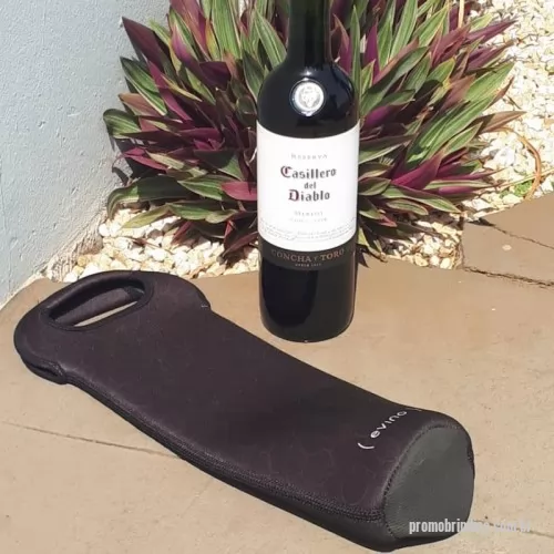 Porta vinho personalizada - O Porta Vinho Premium é um tipo de brinde que permite guardar garrafas de vinho com segurança e conforto, além de contar com uma alça que facilita no transporte das bebidas