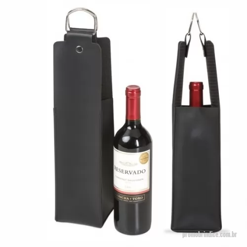 Porta vinho personalizada - Porta Vinho – PV4 pode ser confeccionada em couro ou sintético nobre diversas opções de materiais e cores (modelo da foto foi confeccionado no sintético bidim preto). Possui alça metálica e fechamento por botão para transportar a garrafa de vinho em segurança . Gravação em baixo relevo ou silkscreen 1 cor.