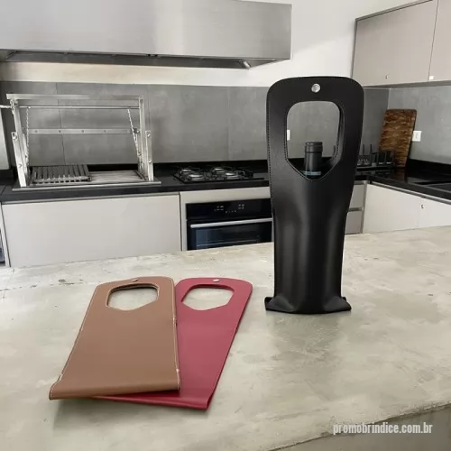 Porta vinho personalizada - Bolsa confeccionada com couro sintético, tamanho 15x42 cm (LxA), botão de pressão para fechamento e capacidade de uma garrafa de 750 ml.