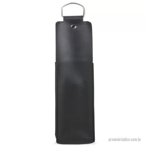 Porta vinho personalizada - Porta Vinho Bidim Personalizado: Elegância e Segurança para Transportar Seu Vinho  Apresentamos o Porta Vinho Bidim Personalizado, a solução perfeita para quem busca sofisticação e segurança na hora de transportar sua garrafa de vinho. Ideal para presentear, eventos ou como um brinde especial, este porta vinho combina design clássico e funcionalidade.  Características Material elegante e resistente: Couro sintético bidim de alta qualidade, que confere elegância e durabilidade ao produto. Design prático e seguro: Comporta uma garrafa de vinho, protegendo-a durante o transporte. Alças metálicas: Duas alças metálicas para maior segurança no transporte. Botão para lacre: Garante o fechamento seguro do estojo. Personalização exclusiva: Adicione sua marca, logo, nome ou mensagem e transforme o porta vinho em um brinde único e memorável para seus clientes, colaboradores ou eventos. Vantagens Sofisticação: Material e design clássicos, ideais para presentear ou agregar valor à sua marca. Segura