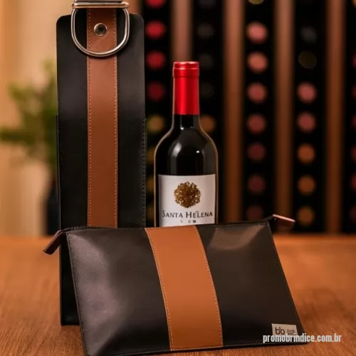 Porta vinho personalizada - ESCRIÇÃO:1 PORTA VINHO 1 GARRAFA 45X10X10   CONFECCIONADA EM SINTETICO  PRADA COM SEGURADOR DE MÃO  MEIA ARGOLA NÍQUEL 5.5CM, FECHAMENTO BOTÃO DE PRESSÃO.  1 NECESSEIRE 25X20CM CONFECCIONADO  EM SINTETICO PRADA COM FORRO  INTERNO DE MICRO FIBRA,  FECHAMENTO ZÍPER.