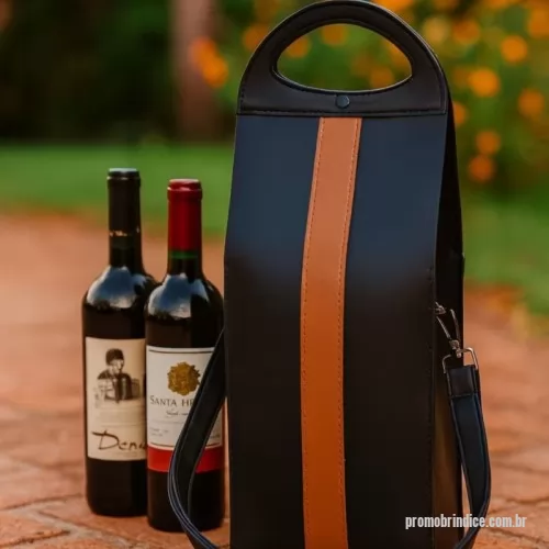 Porta vinho personalizada - DESCRIÇÃO: PORTA VINHO DUPLO 45X20X10CM  CONFECCIONADO EM SINTETICO  PRADA COM ALÇA DE OMBRO  REMOVÍVEL DE MOSQUETÃO NÍQUEL, FECHAMENTO BOTÃO DE PRESSÃO.