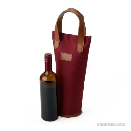 Porta vinho personalizada - Bebida gelada ou quente a qualquer hora, onde estiver. Nosso Porta Garrafa Térmico é ideal para quem ama vinhos e bebidas frescas. Feito em nylon com revestimento térmico em PEVA atóxico, conta com fechamento em velcro para abrir e fechar com praticidade, além de detalhes em couro sintético na alça e no espaço de personalização. Perfeito para acompanhar em todos os momentos, tornando cada brinde ainda mais especial.