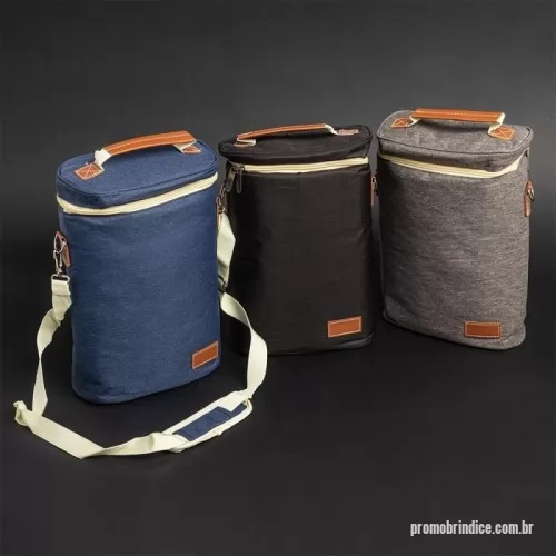 Porta vinho personalizada - Feito em nylon com detalhes em couro sintético, contém divisória integrada à bolsa. Ele comporta até duas garrafas e ainda conta com um suporte para abridor ou outros acessórios. Além disso, vem com alça de mão e alça de ombro ajustável e removível para maior conforto e praticidade. E para torná-lo ainda mais especial, oferece espaço para personalização, deixando-o único e exclusivo.