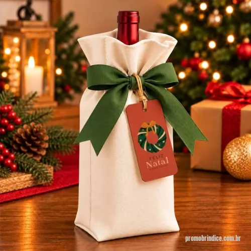 Porta vinho personalizada - Confeccionado em lona de algodão cru, com corpo liso, fechamento com laço verde decorativo e tag natalina.  Medidas: Comprimento: 15 cm Altura: 40 cm Largura: 10 cm  Pedido mínimo de 100 unidades