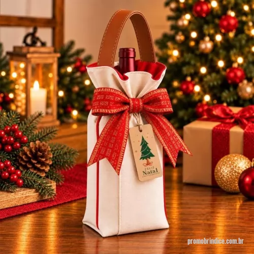 Porta vinho personalizada - Porta vinho 750ml confeccionado em lona de algodão cru, com forro vermelho, alça reforçada em couro sintético caramelo, acabamento em viés, laço natalino decorativo e tag personalizada com tema de natal.  Medidas: Comprimento: 15 cm Altura: 40 cm Largura: 10 cm  Pedido mínimo de 100 unidades
