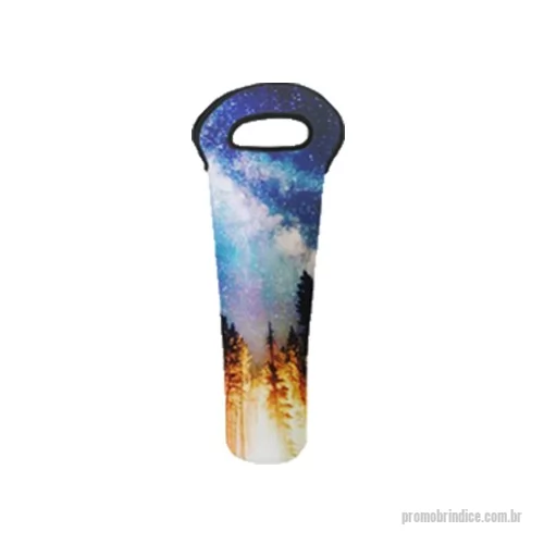 Porta vinho personalizada - Porta Vinho Premium para 1 Garrafa em medida padrão produzido em Neoprene térmico de 3 mm medindo 13,5 na parte superior X 40,0 cm de altura X 9,0 cm. diâmetro com fundo em shark que o mantém reto na posição vertical quando apoiado, disponível em cores múltiplas que além de proteção serve se embalagem para transporte e mantêm a temperatura por mais tempo possibilitando levar uma garrafa até o restaurante de sua preferência, e a sua personalização com estampa em área localizada frente e / ou frente e verso ou em área total com logo ou imagem em cores por sublimação em alta definição. 