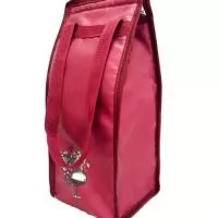 PRO272 - PORTA VINHO 4 GARRAFAS * Confeccionado em Nylon 600, Oxford Plast.,Curvin  * Forrando com Isomanta 4 mm com aluminio  * Alça de mão  * Tamanho 36 X 16 X 15 (4 Garrafas)  * Gravação Sugerida - Serigrafia - Transfer - Bordado - Sublimação
