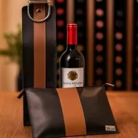 ESCRIÇÃO:1 PORTA VINHO 1 GARRAFA 45X10X10   CONFECCIONADA EM SINTETICO  PRADA COM SEGURADOR DE MÃO  MEIA ARGOLA NÍQUEL 5.5CM, FECHAMENTO BOTÃO DE PRESSÃO.  1 NECESSEIRE 25X20CM CONFECCIONADO  EM SINTETICO PRADA COM FORRO  INTERNO DE MICRO FIBRA,  FECHAMENTO ZÍPER.