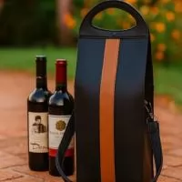 DESCRIÇÃO: PORTA VINHO DUPLO 45X20X10CM  CONFECCIONADO EM SINTETICO  PRADA COM ALÇA DE OMBRO  REMOVÍVEL DE MOSQUETÃO NÍQUEL, FECHAMENTO BOTÃO DE PRESSÃO.