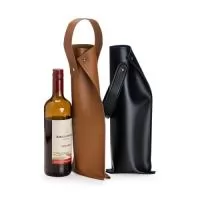Apresentação sofisticada e prática! O Porta-Vinho PU feito em poliuretano comporta uma garrafa e é ideal para um manuseio seguro e eficiente. Conta com alça para transporte e encaixe superior, proporcionando um fechamento firme e mantendo a garrafa estável dentro do estojo.