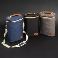 Feito em nylon com detalhes em couro sintético, contém divisória integrada à bolsa. Ele comporta até duas garrafas e ainda conta com um suporte para abridor ou outros acessórios. Além disso, vem com alça de mão e alça de ombro ajustável e removível para maior conforto e praticidade. E para torná-lo ainda mais especial, oferece espaço para personalização, deixando-o único e exclusivo.