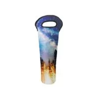 Porta Vinho Premium para 1 Garrafa em medida padrão produzido em Neoprene térmico de 3 mm medindo 13,5 na parte superior X 40,0 cm de altura X 9,0 cm. diâmetro com fundo em shark que o mantém reto na posição vertical quando apoiado, disponível em cores múltiplas que além de proteção serve se embalagem para transporte e mantêm a temperatura por mais tempo possibilitando levar uma garrafa até o restaurante de sua preferência, e a sua personalização com estampa em área localizada frente e / ou frente e verso ou em área total com logo ou imagem em cores por sublimação em alta definição. 